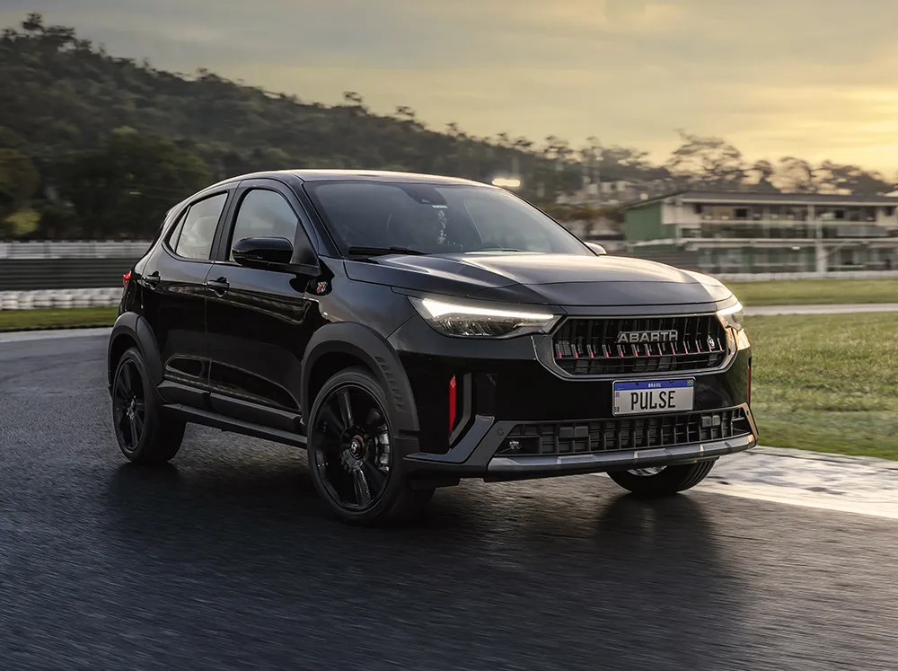 Fiat Pulse Abarth 2027 preto em pista de corrida, visto de frente em ângulo dianteiro