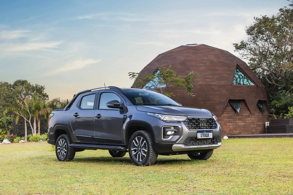 Fiat Strada Ultra cabine dupla vista dianteira lateral em comparativo de picapes compactas