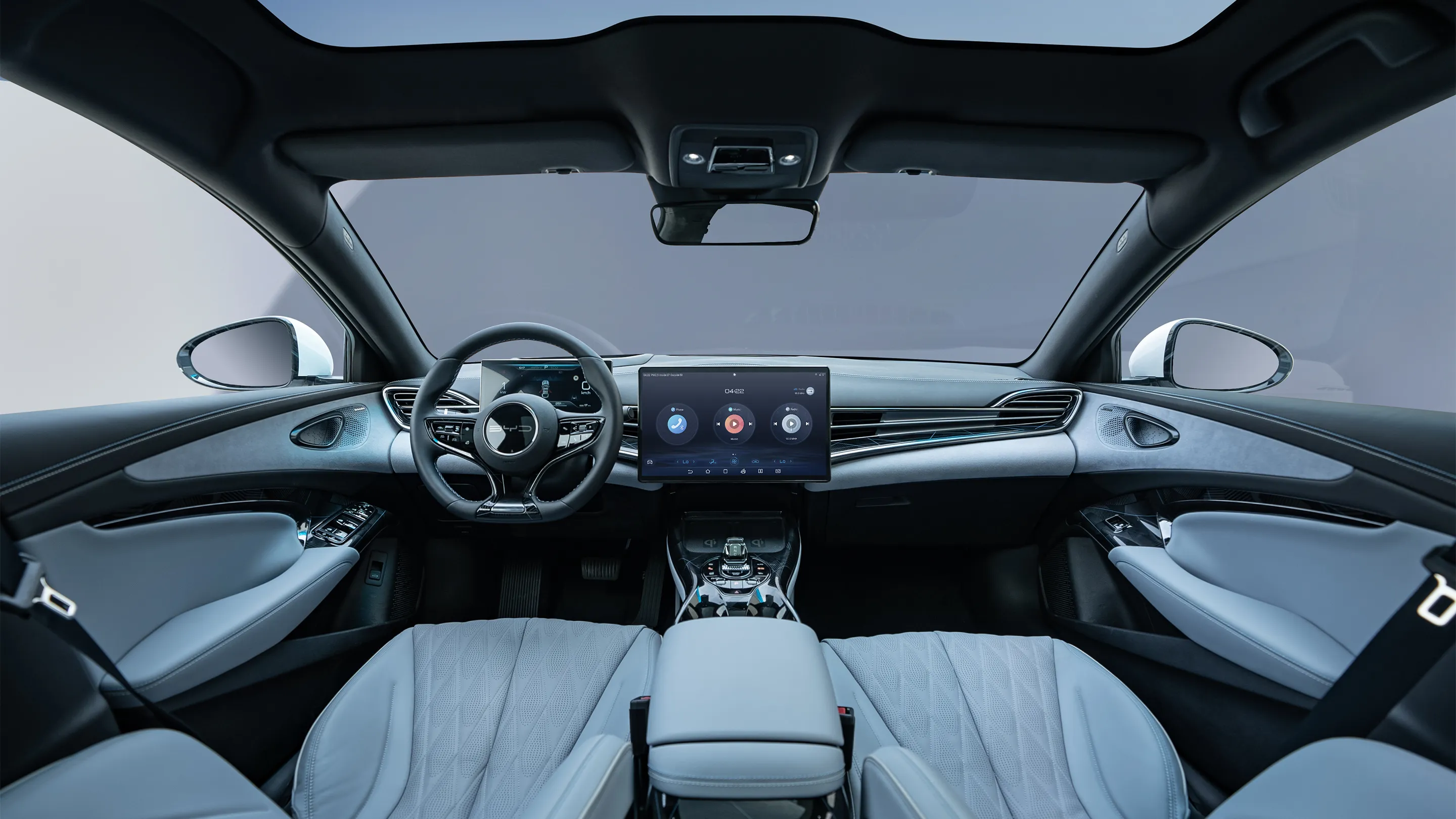 Visão geral do interior do BYD Seal com painel digital, tela multimídia giratória e volante multifuncional