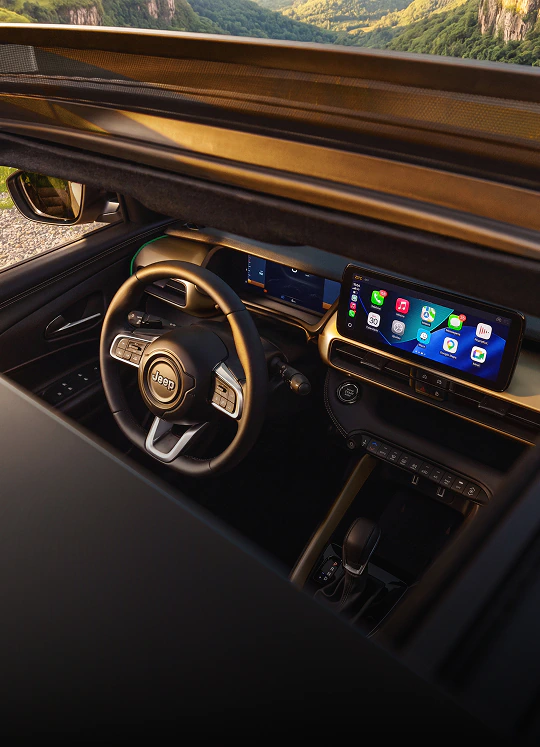 Interior do Jeep Avenger 2026 com painel digital e multim&iacute;dia flutuante