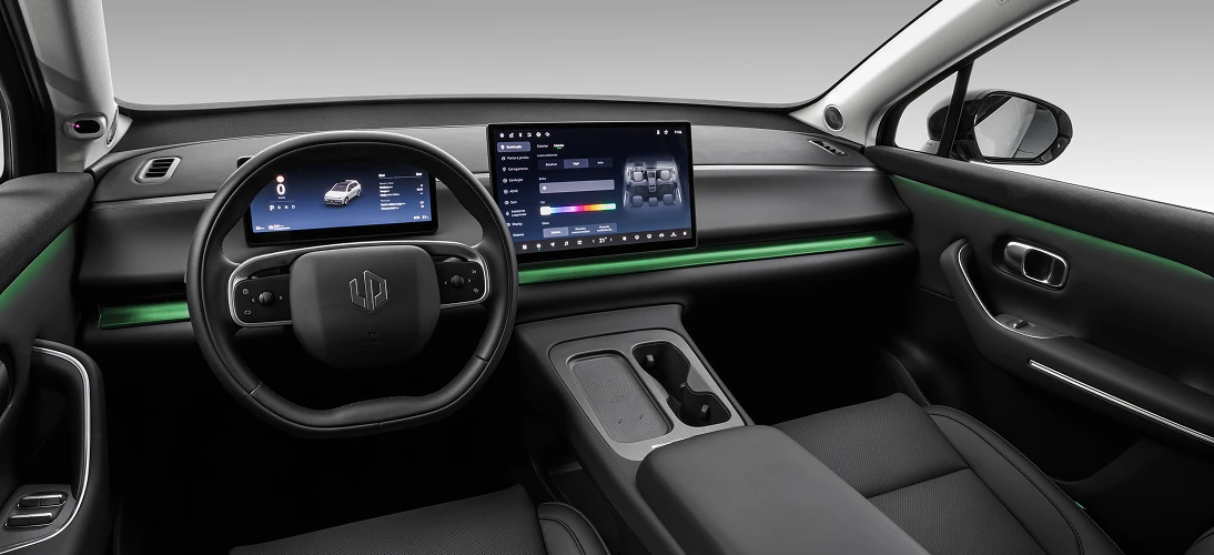 Painel frontal tecnológico do Leapmotor C10 com telas digitais, volante multifuncional e iluminação ambiente verde