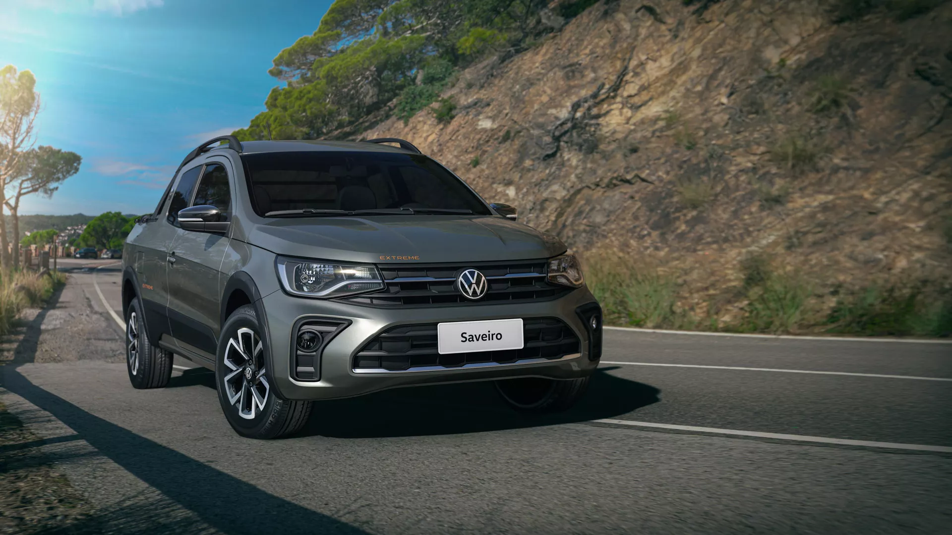 Nova Volkswagen Saveiro Extreme cinza rodando em estrada de montanha asfaltada