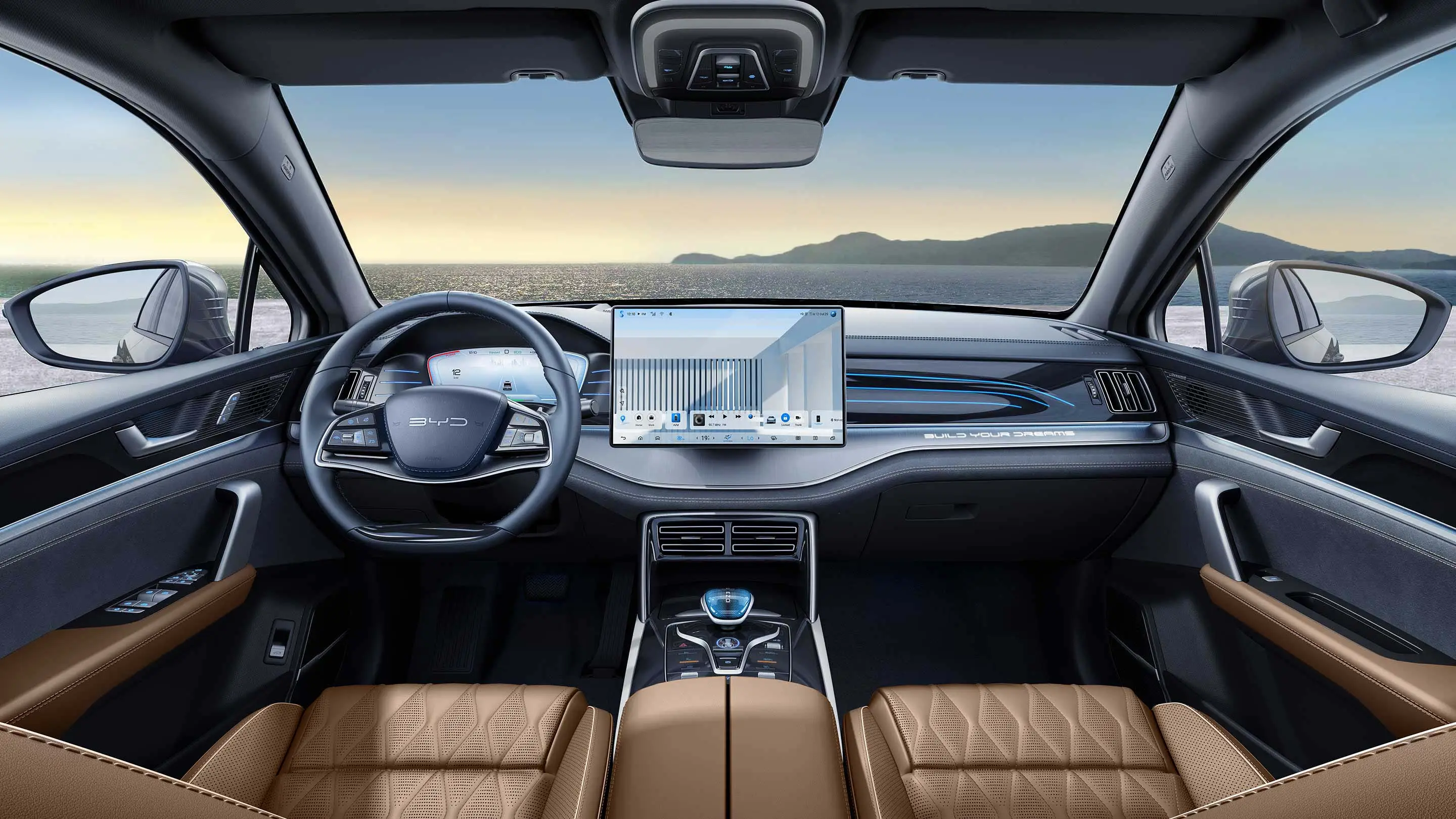 Vis&atilde;o do interior de um carro da BYD Tan, mostrando os bancos de couro marrom, um painel moderno e uma grande tela multim&iacute;dia central em destaque