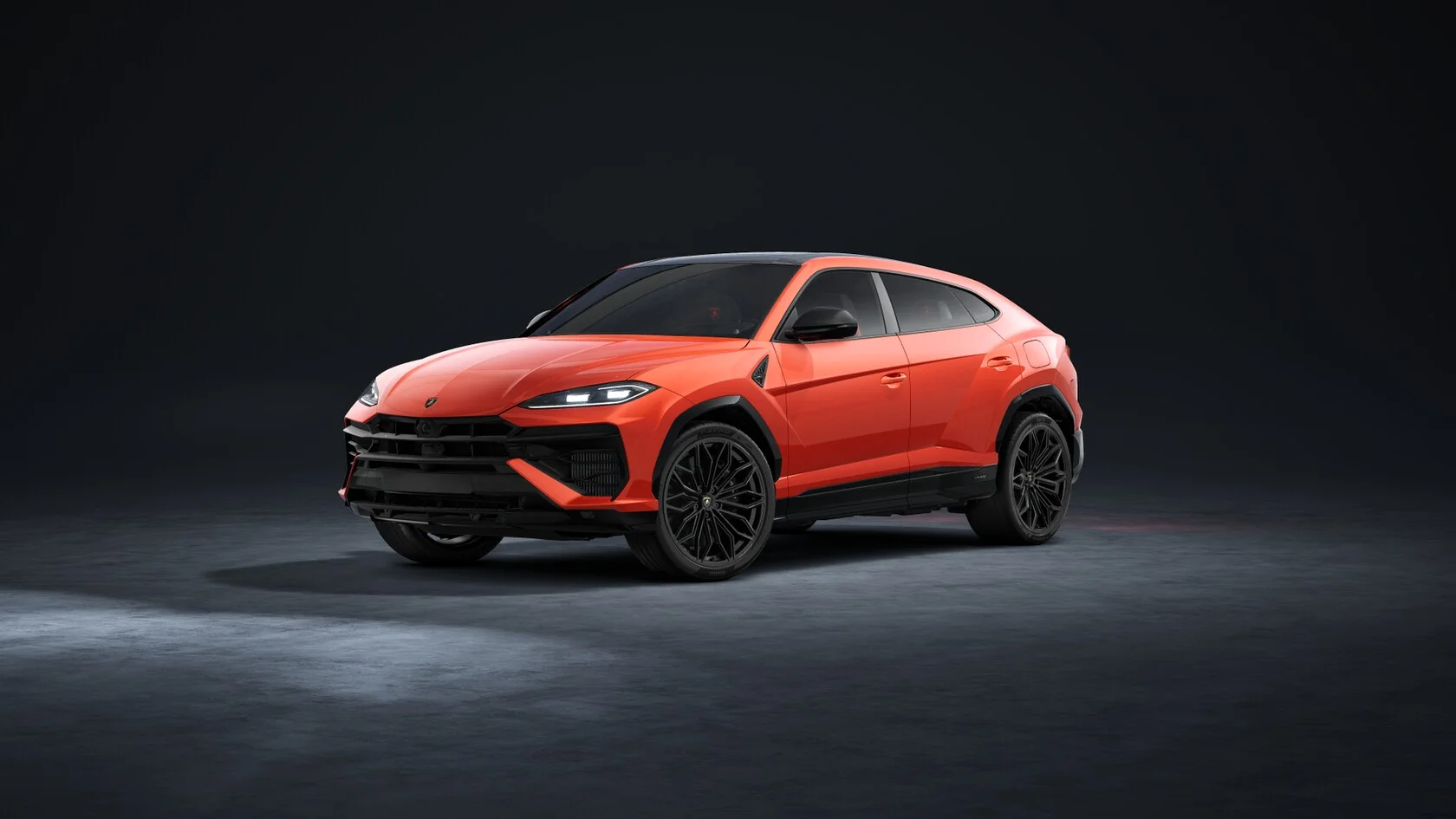 SUV de luxo Lamborghini Urus laranja em est&uacute;dio escuro com ilumina&ccedil;&atilde;o dram&aacute;tica. &Oacute;timo para destacar o design e a cor.