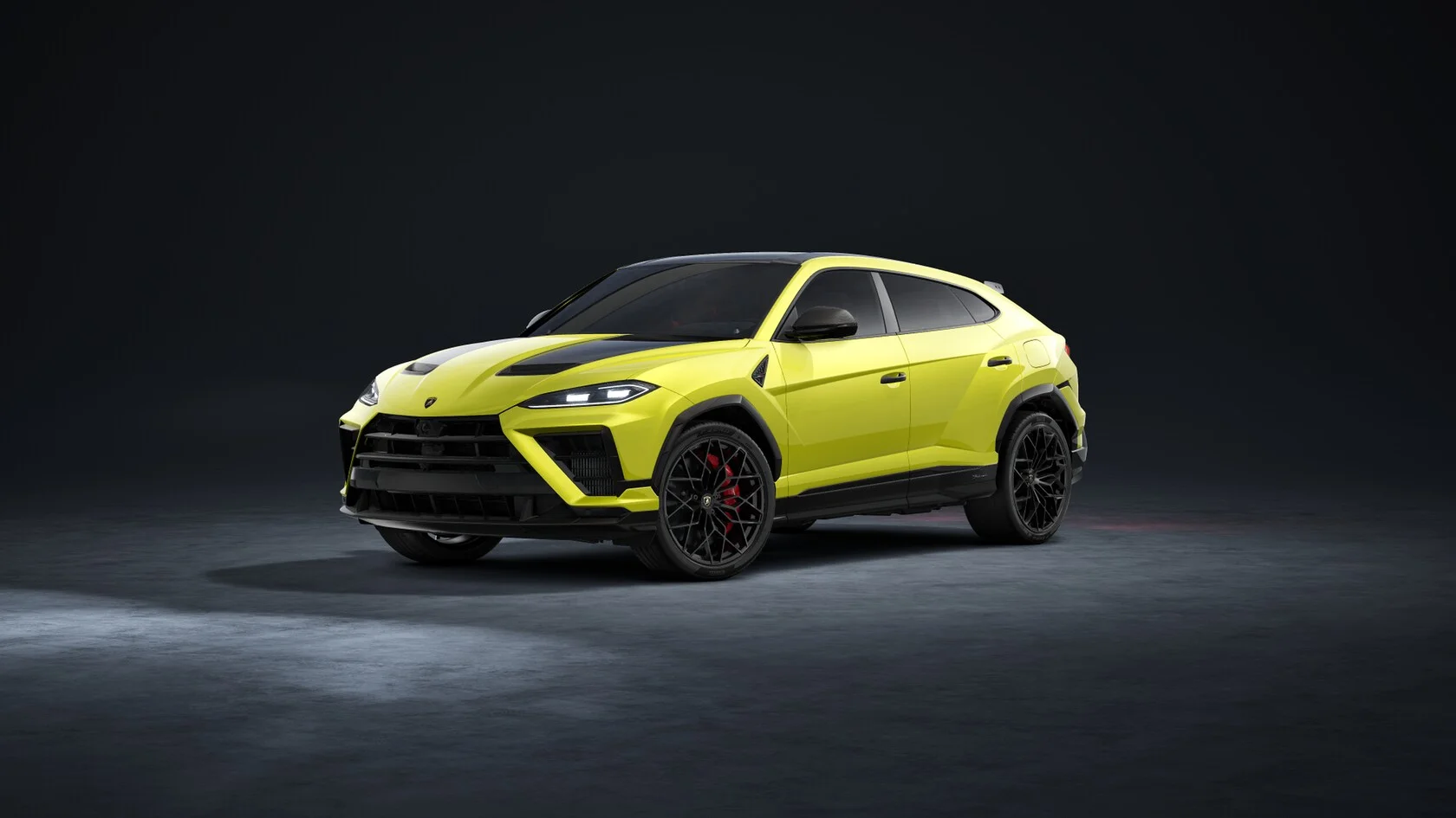 SUV de luxo Lamborghini Urus na cor amarela Giallo Auge, em est&uacute;dio escuro com ilumina&ccedil;&atilde;o dram&aacute;tica. Ideal para apresentar a op&ccedil;&atilde;o de cor mais cl&aacute;ssica.
