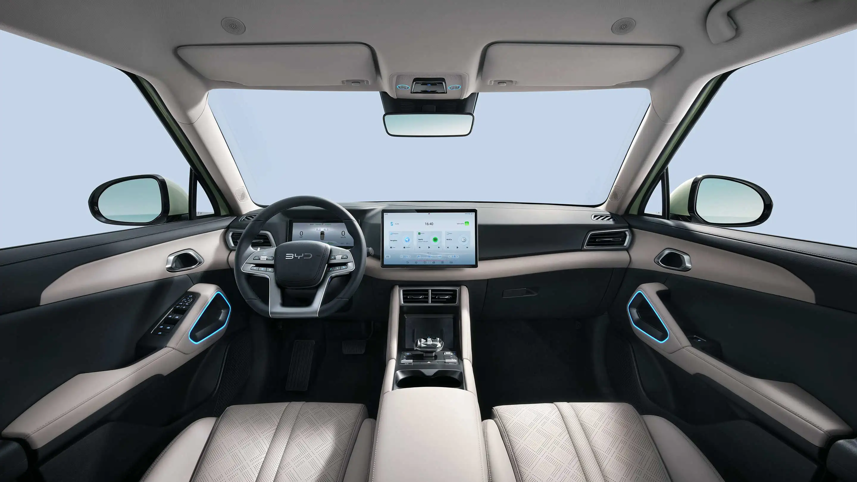Interior do BYD Yuan Pro: painel de instrumentos digital, central multimídia touchscreen, volante com logo BYD e bancos em couro bege com iluminação ambiente azul nas portas